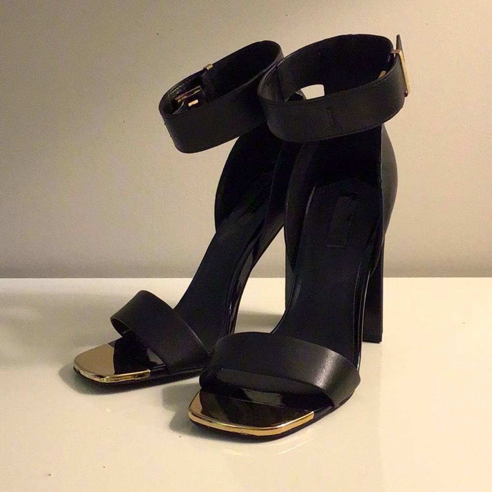 Topshop Size 7.5 Gold Toe Leather Heels